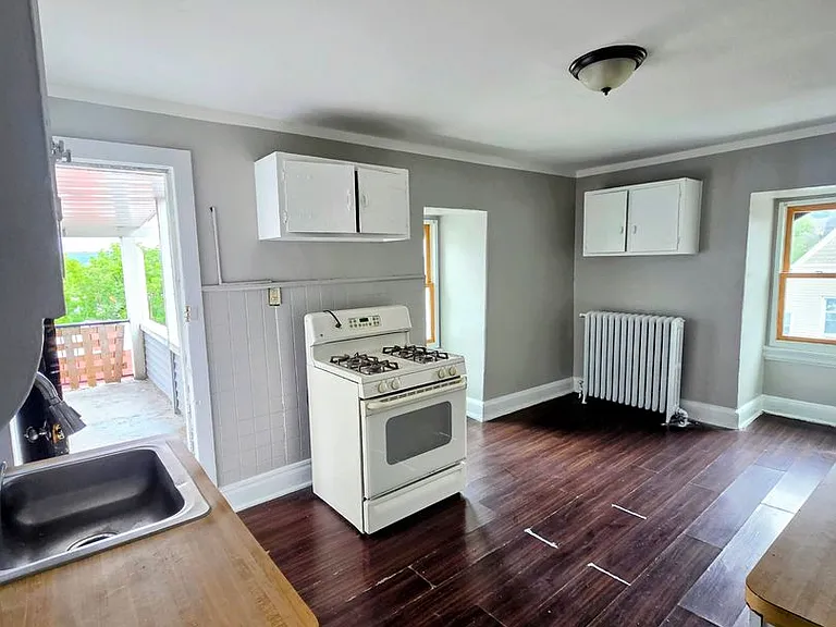 1048 W Walnut St — Photo 3