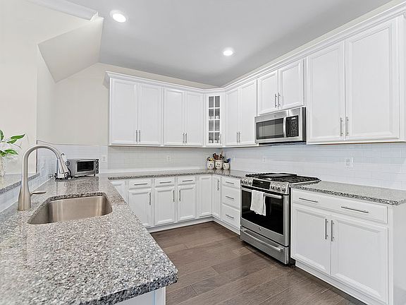 5th image of 45153 Kincora Dr