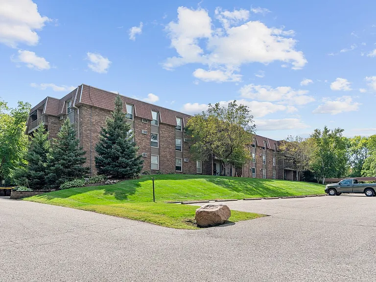 Cedarwood West Apartments | 2-Bedroom Apartments — Photo 27