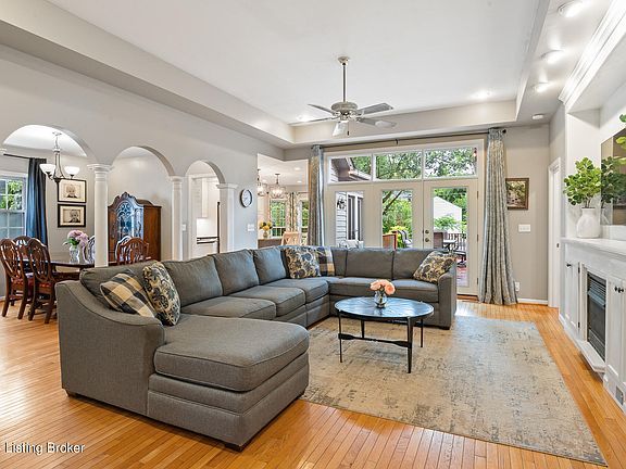 5th image of 2351 Gladstone Ave