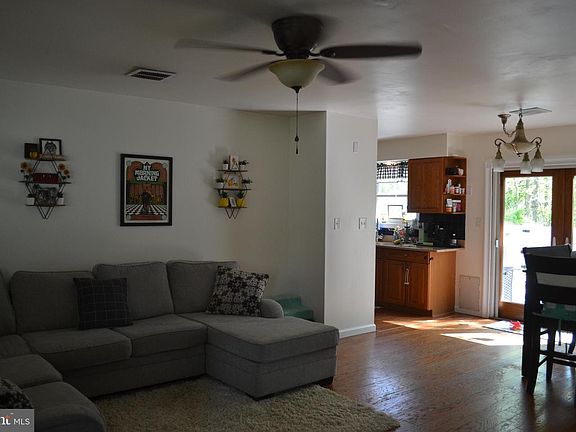 3rd image of 31 Chestnut Way Cir