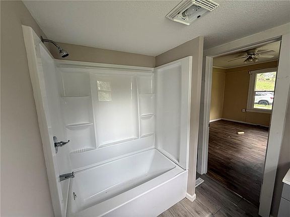 4th image of 604 Laramie St