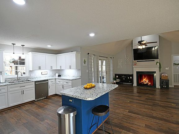 2nd image of 104 Twisted Oak Ct