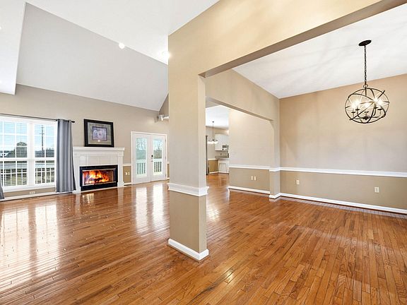 5th image of 414 Derbyshire Ct