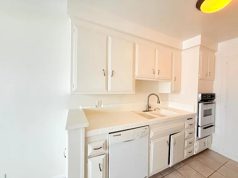 828 4th St #204 — Photo 8