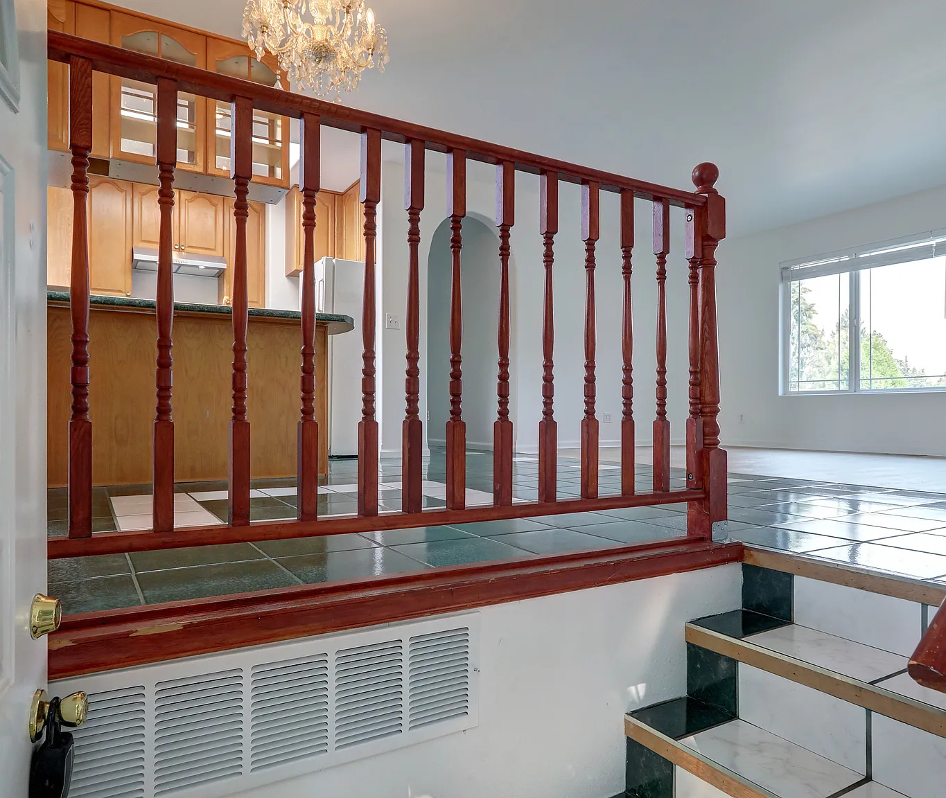 3 bed, 1100 sqft, $2,400 — Photo 3