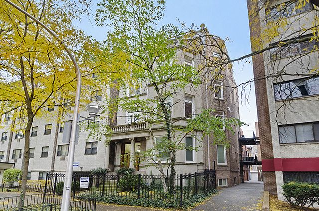 1st image of 533 W Oakdale Ave APT 3