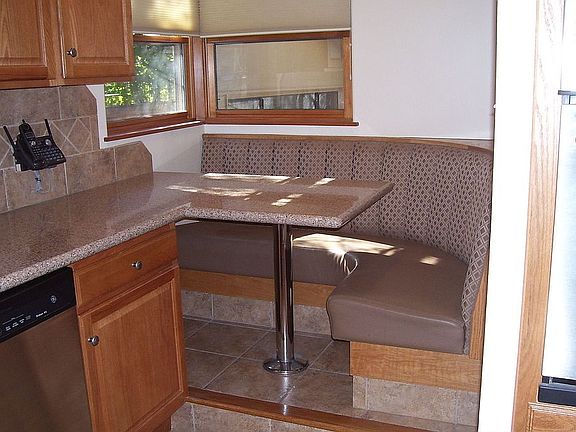Eat-in Kitchen Booth