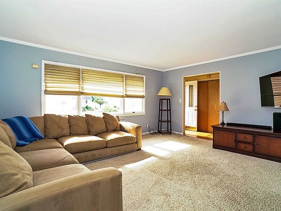 4th image of 670 Dianne St