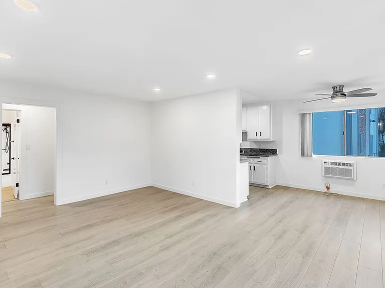 10930 Palms Blvd — Photo 2