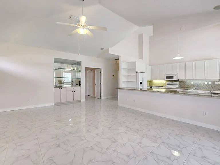 8028 Plantation Lakes Dr — Photo 12