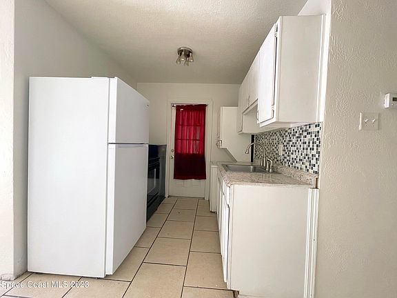 3rd image of 1003 Jones St