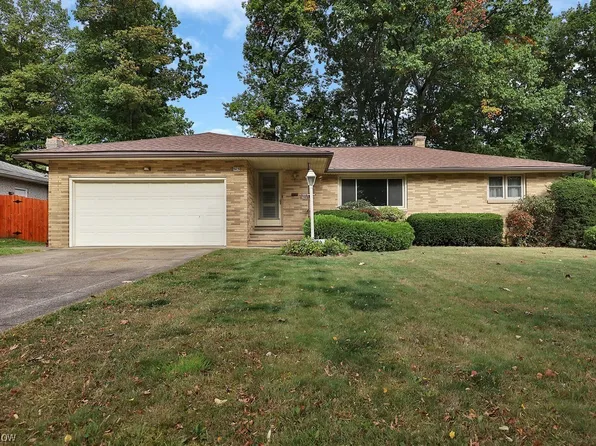 923 E Parkleigh Dr, Seven Hills, OH 44131