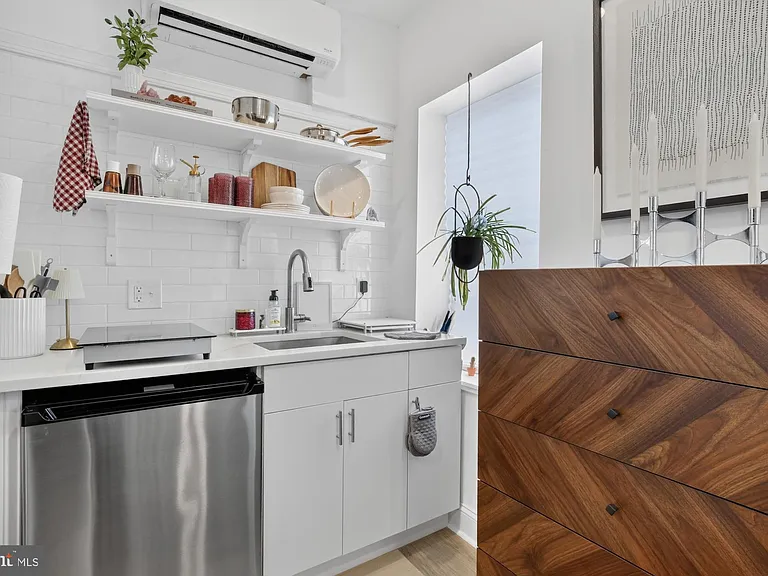 2046 E Huntingdon St #3R — Photo 6