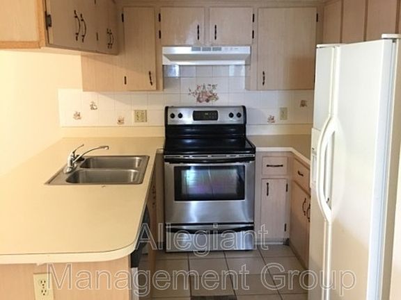 3rd image of 380 Dundee Dr