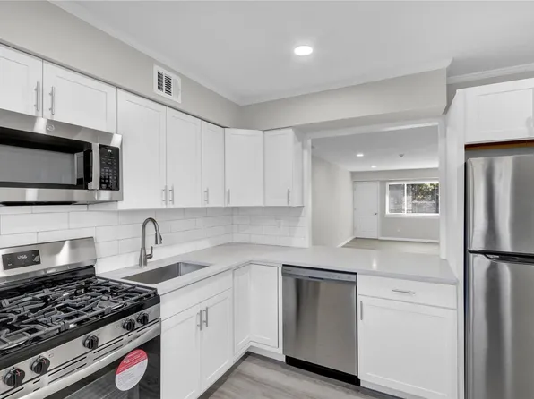 204 N Point Circle Circle #204, Coram, NY 11727