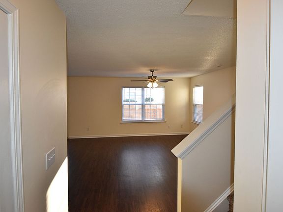 3rd image of 604 Cove Hollow Dr