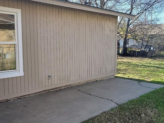 2nd image of 1024 N Oak Ct