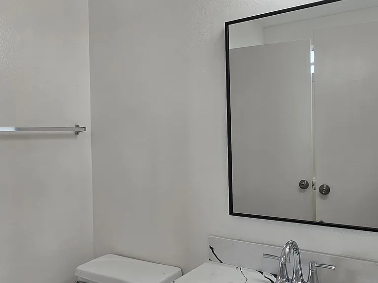 209 W Grand Ave #4 — Photo 12