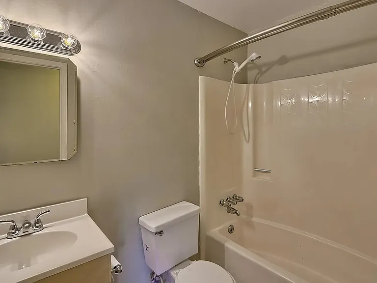 1111 Lancaster St — Photo 11