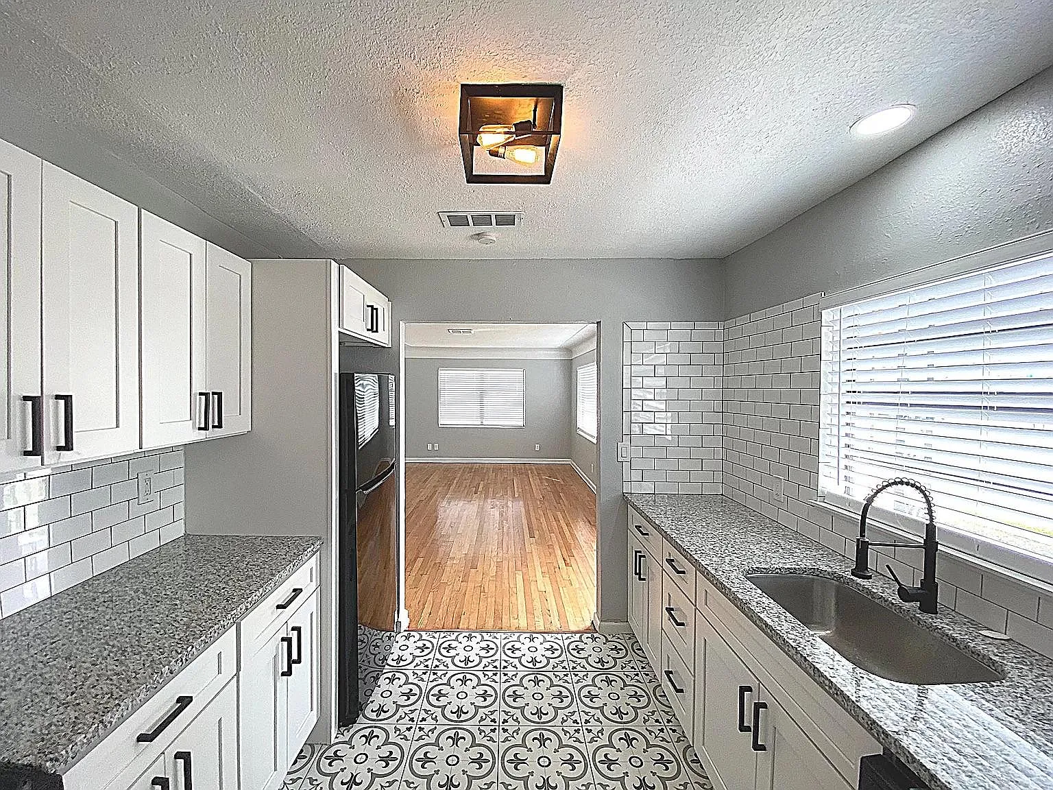 1 bed, 700 sqft, $1,200 — Photo 4
