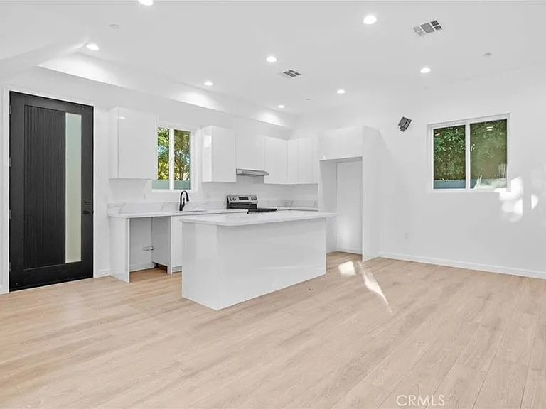 6846 Cedros Ave — Photo 10