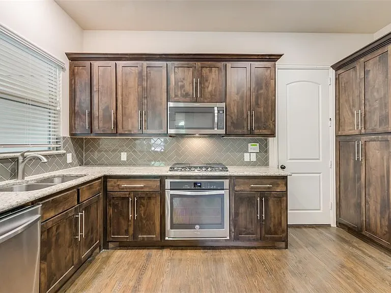 4213 Broadway Ave — Photo 8