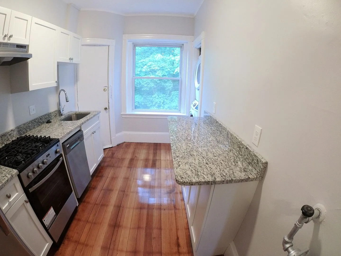 Nice 1 bed in Brookline VIllage — Photo 4