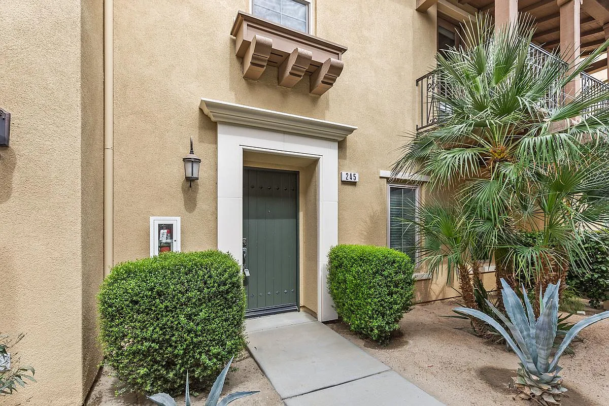 2 bed, 1602 sqft, $2,700 — Photo 1