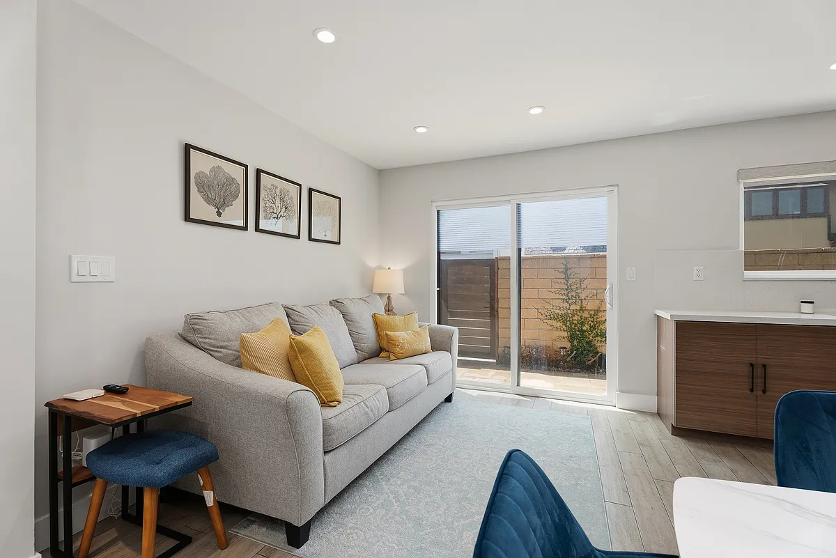 2 bed, 1078 sqft, $6,900 — Photo 2