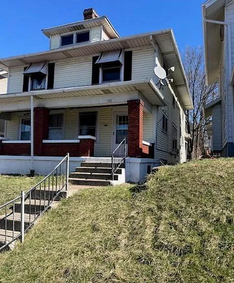 910 Bowen St — Photo 1