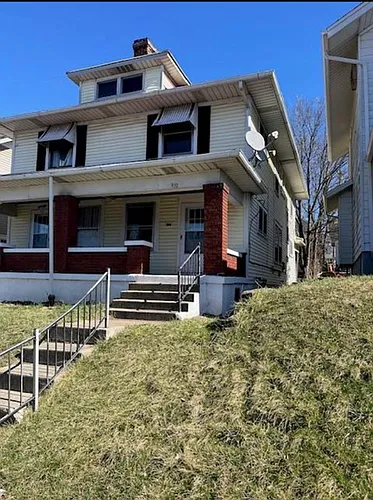 910 Bowen St Photo 1