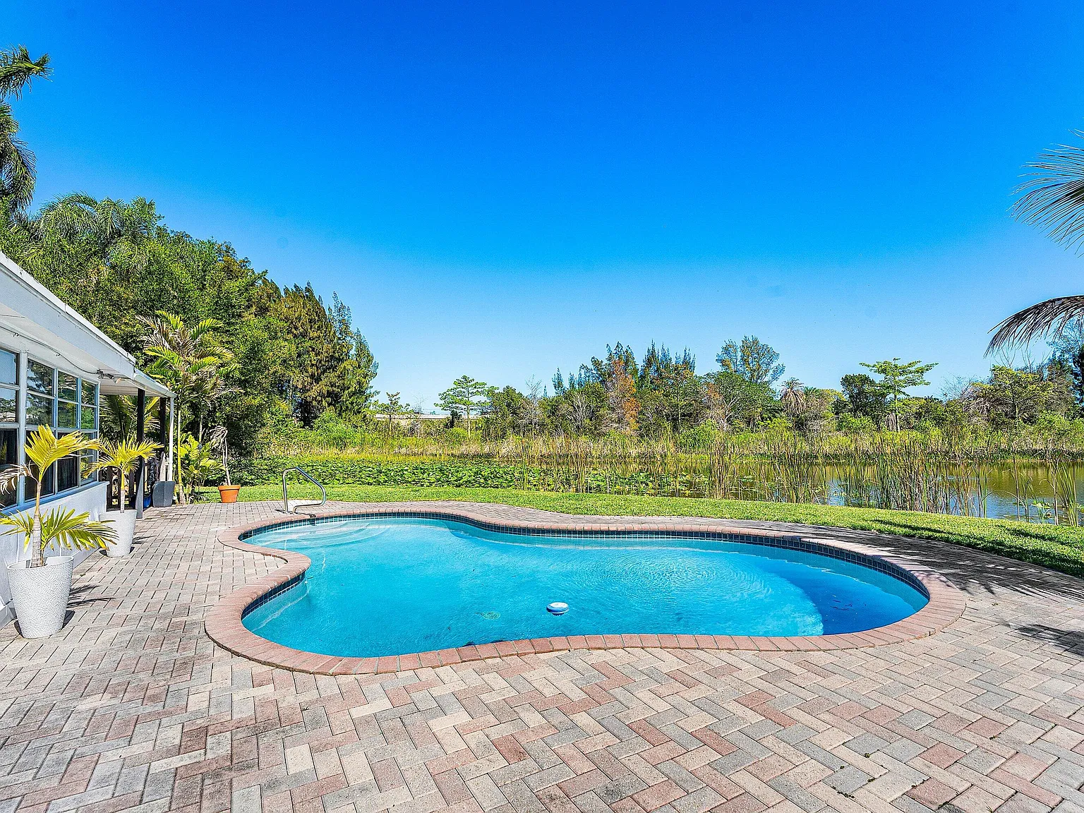 3 bed, 1.0 bath, 1433 sqft, $8,000 — Photo 1