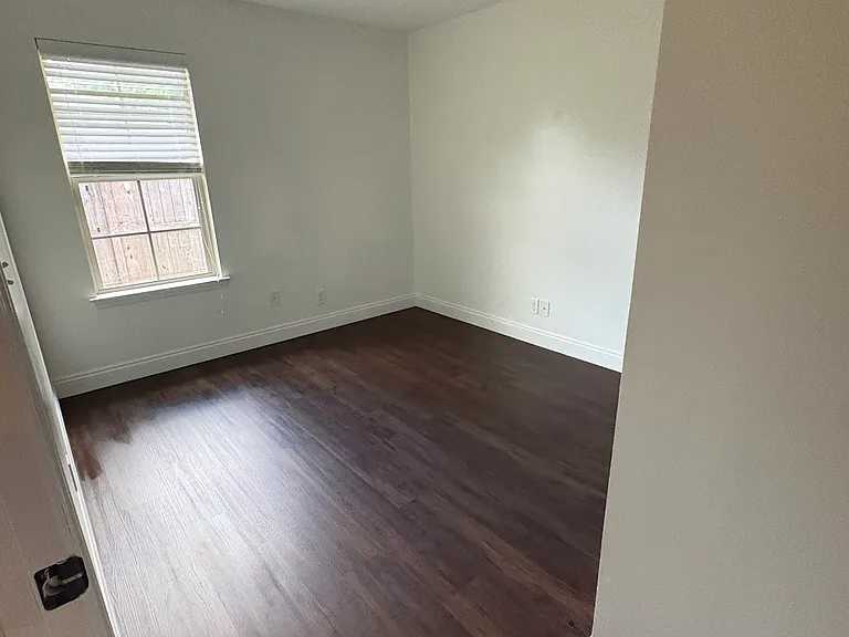 986 Tudor Ln — Photo 4