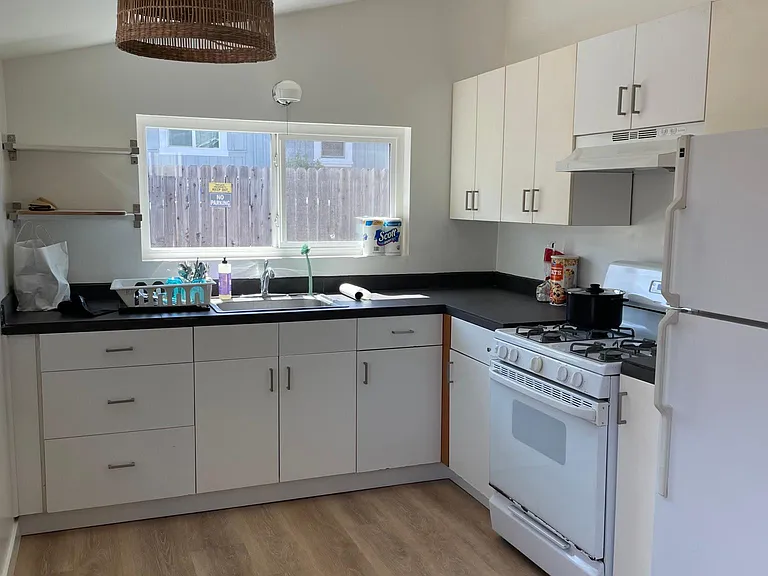 515 W Gutierrez St — Photo 13