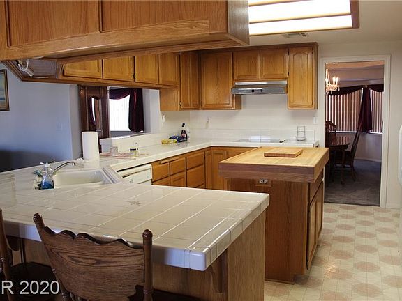 5th image of 880 Lupin St