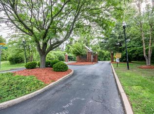 1548 Fountainhead Ln, Saint Louis, MO 63138