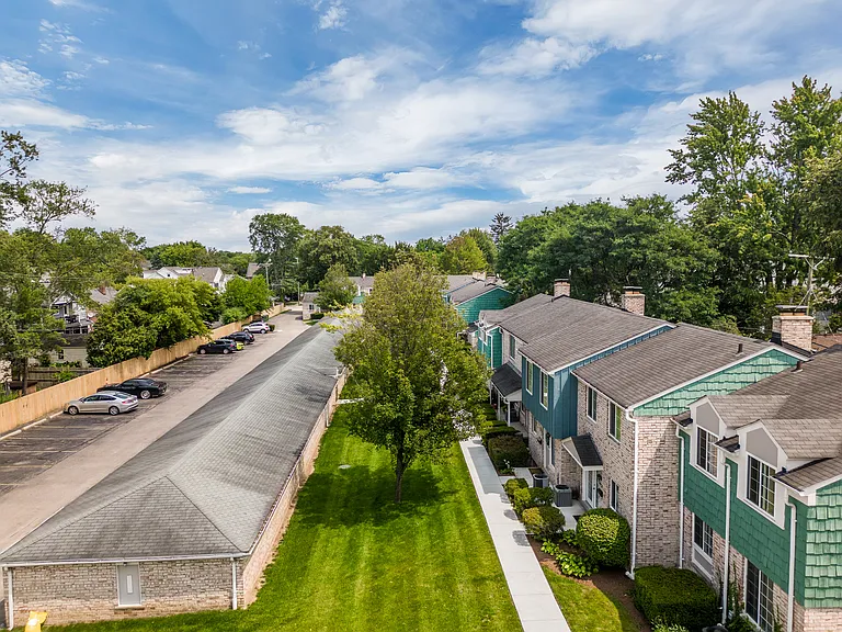 Edgewood Court North — Photo 10