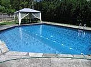 6 William St, Hampton Bays, NY 11946