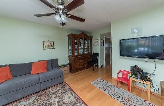 4th image of 2321 W Greenleaf Ave