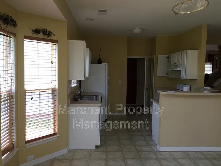 305 Londonderry Ct — Photo 6