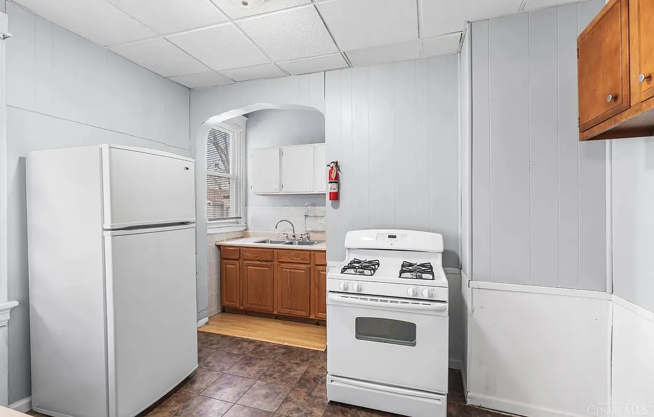2432 Robertson Ave — Photo 2