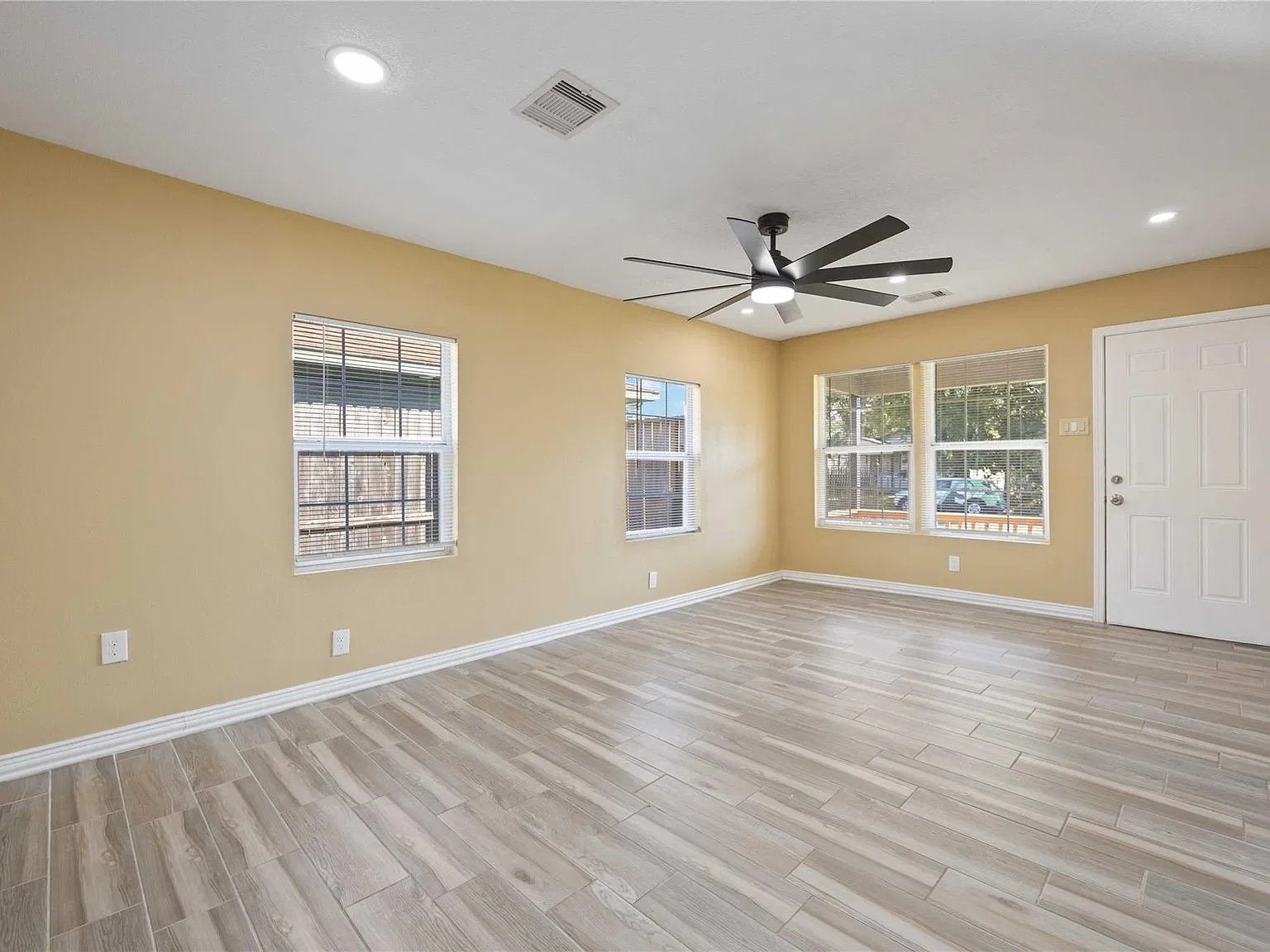 4 bed, 2.0 bath, 1440 sqft, $2,076 — Photo 3