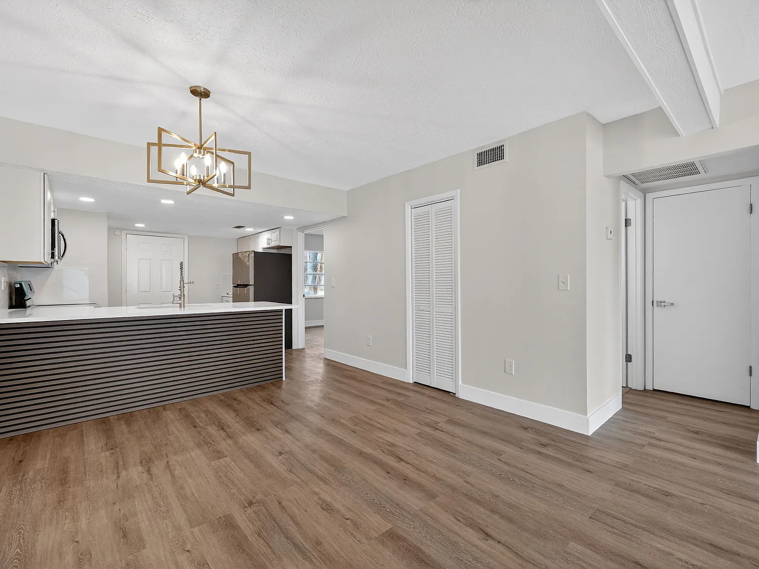 2 bed, 1072 sqft, $1,550 — Photo 4