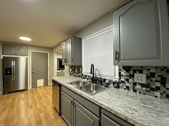 5th image of 1616 Raymond Dr