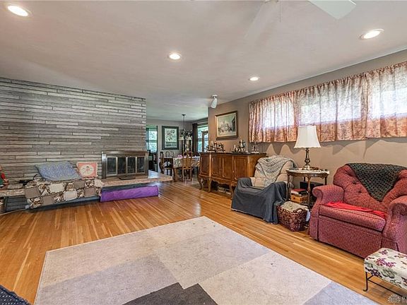 3rd image of 528 Locust Hill Dr