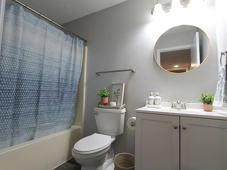 The Warwick of Norfolk. Now leasing updated 1, 2 bedroom apartments and 3 bedroom townhomes! — Photo 6