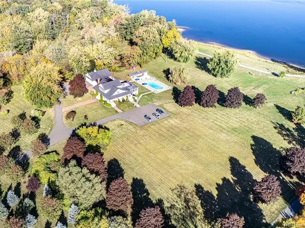 1337 Woodstock Rd, Fredericton, NB E3B 7R9