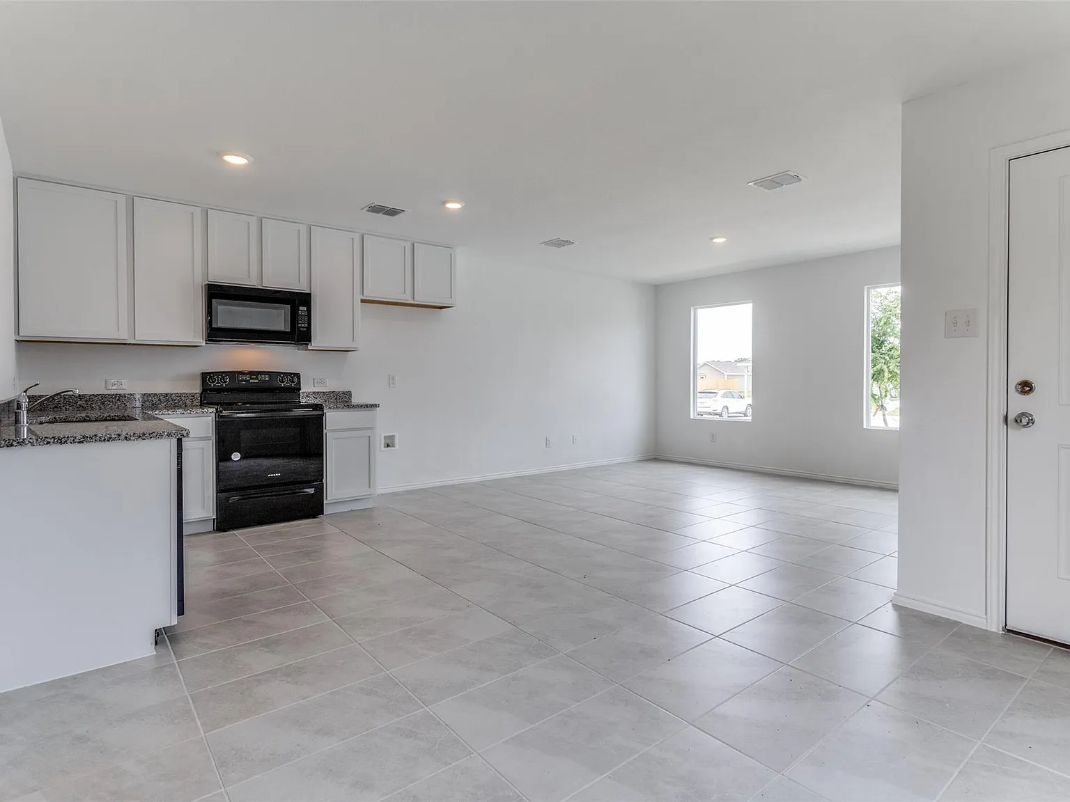 4 bed, 1300 sqft, $1,999 — Photo 3