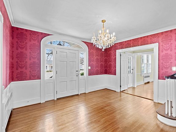 5th image of 305 N Main St